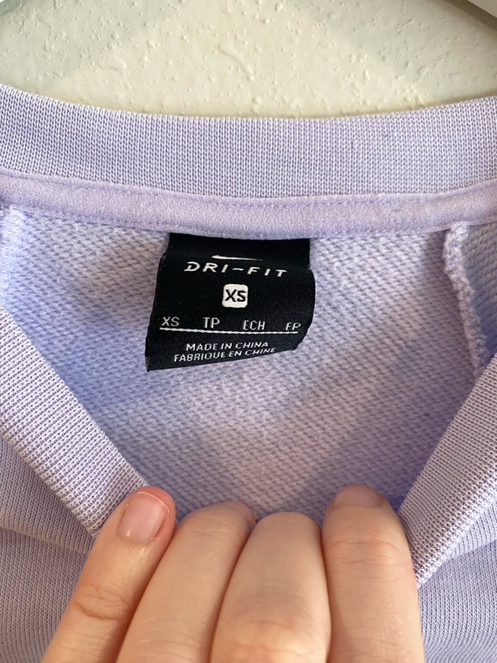 Nike Dri-FIT Lavender Cropped Sweatshirt XS Embossed Script Logo Pullover - Picture 3 of 9